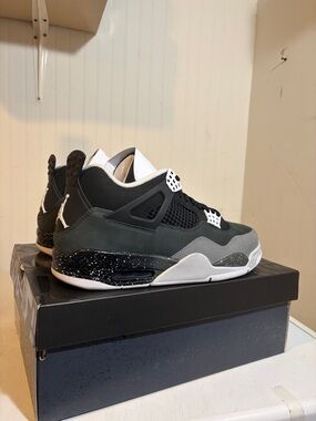 Jordan 4 Retro (Fear) Sneaker gray/black/white. BNIB!! 2024 Release FQ8138-002